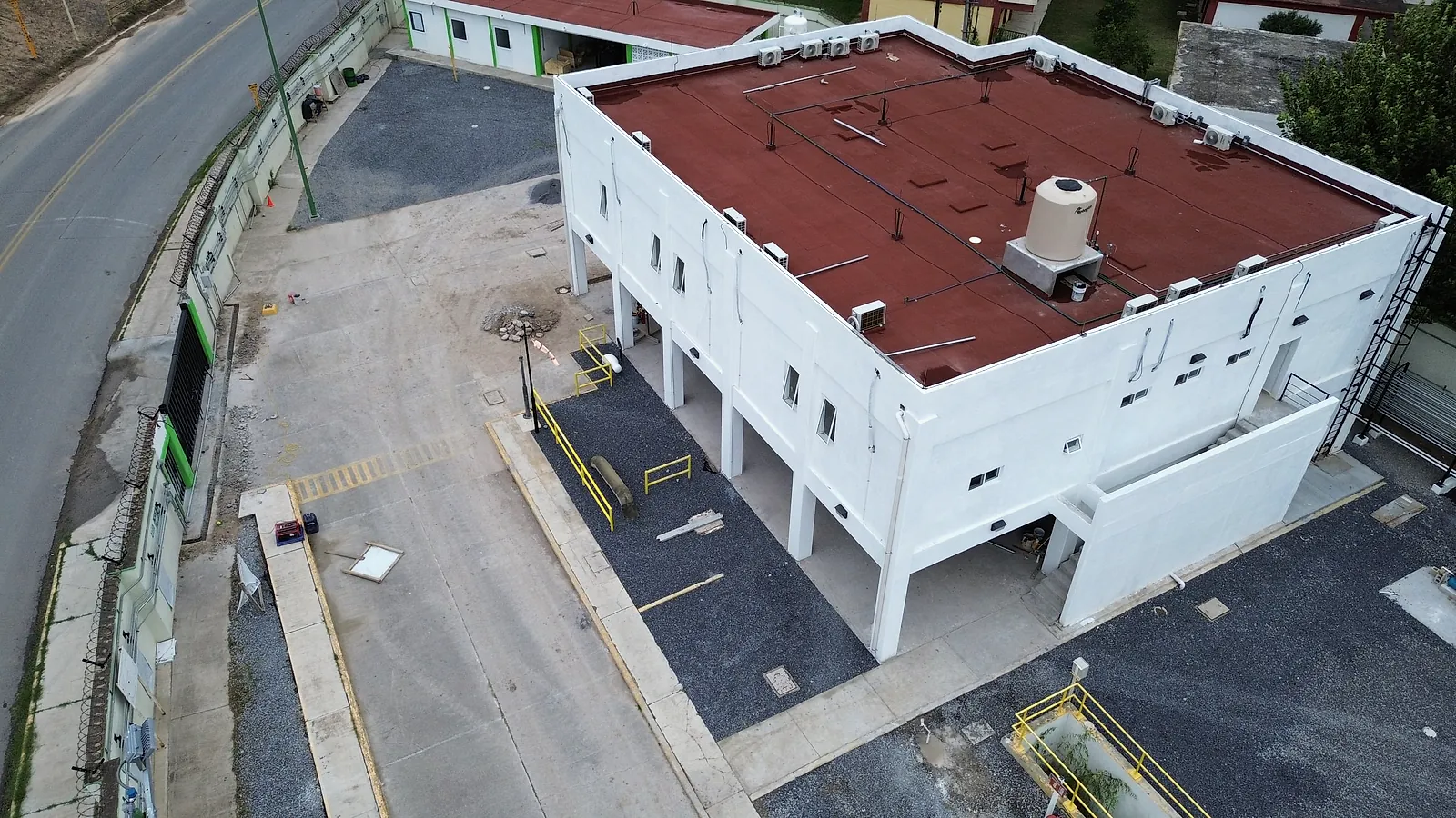Vista aérea del edificio administrativo de la Terminal 02, pintado de blanco, con los equipos de aire acondicionado y el tinaco en la azotea